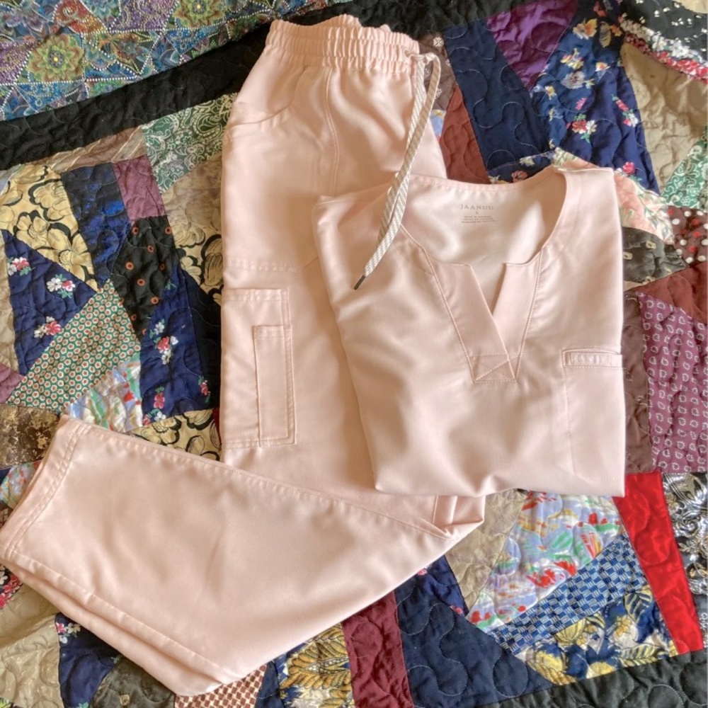 Jaannu pink Scrub set. Great condition, large
